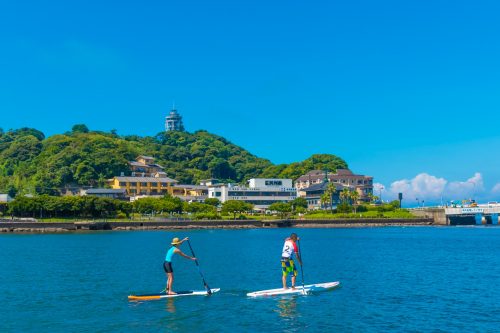 Amateurs de Stand Up Paddle à Enoshima, près de Tokyo, Japon