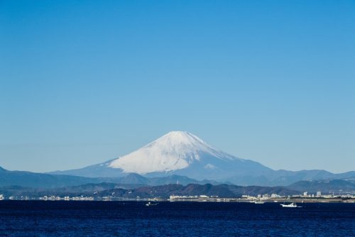 Le Mont Fuji depuis la plage d'Enoshima, près de Tokyo, Japon
