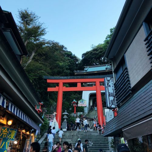 Entrée d'un temple à Enoshima, près de Tokyo, Japon