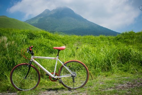 Randonnée à vélo depuis le Mont Yufudake près de Yufuin, préfecture d'Oita, Japon