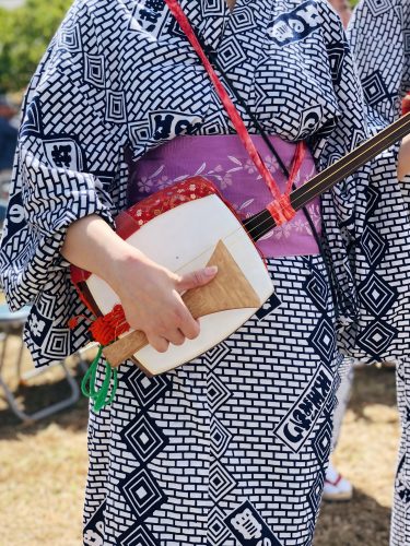 Joueuse de luth shamisen lors du festival d'ouverture de la coupe du monde de voile à Enoshima, près de Tokyo, Japon