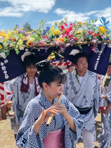Joueuse de flute Bayashi lors du festival d'ouverture de la coupe du monde de voile à Enoshima, près de Tokyo, Japon