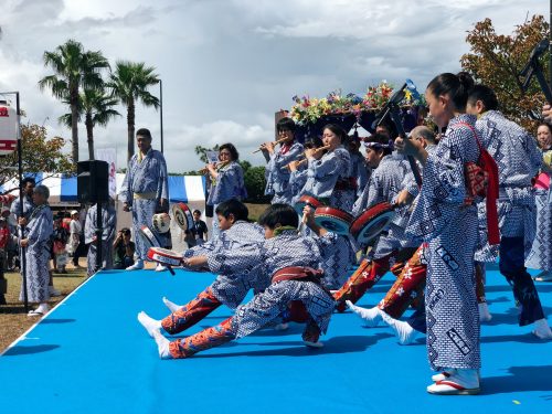 Performance de Bayashi lors du festival d'ouverture de la coupe du monde de voile à Enoshima, près de Tokyo, Japon