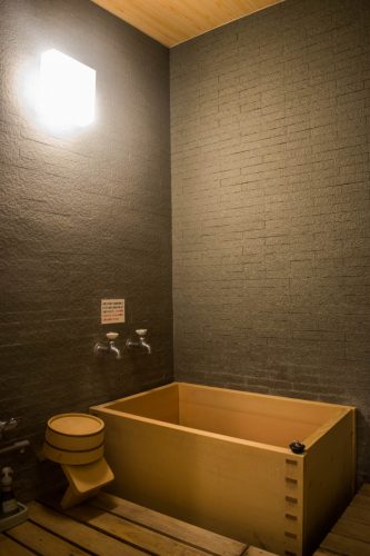 Salle de bain dans le ryokan Tanokura à Yufuin, préfecture d'Oita, Japon