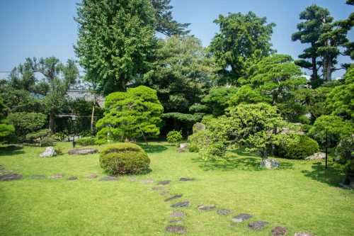 Maison traditionnelle et son jardin japonais à Usuki, préfecture d'Oita, Japon
