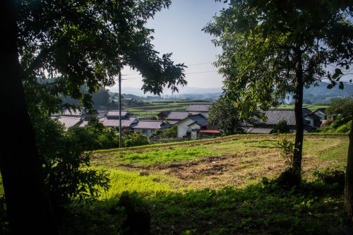 Vue sur la campagne japonaise dans une ferme près de la ville d'Usuki, préfecture d'Oita, Japon