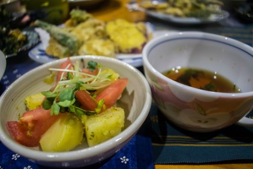 Repas à partir de produits locaux dans une ferme près de la ville d'Usuki, préfecture d'Oita, Japon