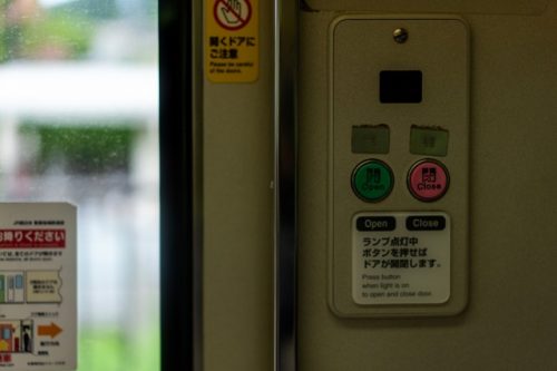 Dans un train local pour se rendre à Takahama, Fukui, Japon