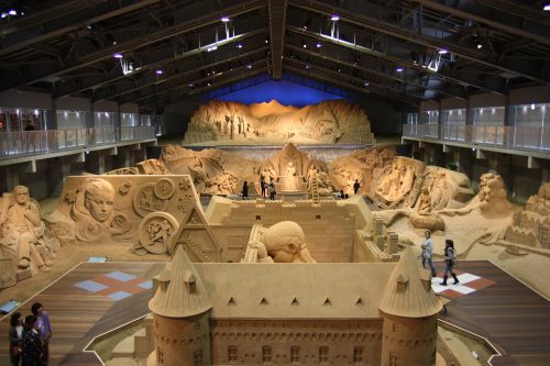 Les sculptures vues d'en haut au Musée du sable de Tottori, préfecture de Tottori, Japon