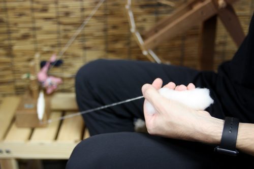 Filage du coton avant tissage de Yumihama-gasuri, à Yonago, préfecture de Tottori, Japon