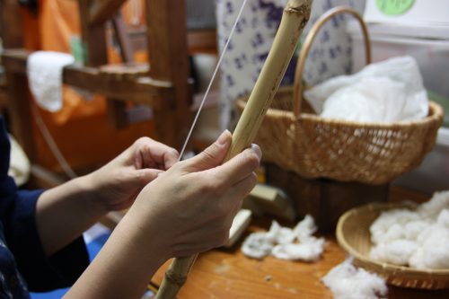 Lisser les fibres de coton avant de pouvoir fabriquer le Yumihama-gasuri, à Yonago, préfecture de Tottori, Japon