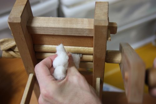 Séparer le coton de ses graines, première étape du Yumihama-gasuri, à Yonago, préfecture de Tottori, Japon