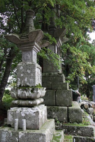 Lanternes en pierres au Daisenji, au pied du Mt Daisen, préfecture de Tottori, Japon