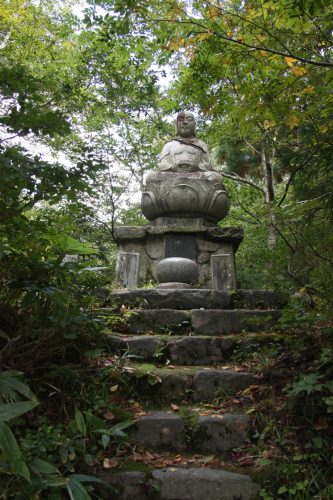Statue dans la forêt au pied du Mt Daisen, préfecture de Tottori, Japon