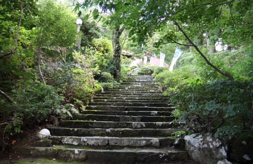 L'escalier menant au shukubo Sanrakuso au pied du Mt Daisen, préfecture de Tottori, Japon