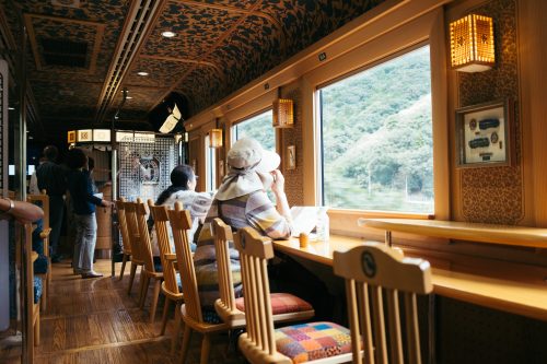 À l'intérieur du train Kawasemi Yamasemi, préfecture de Kumamoto, Kyushu, Japon