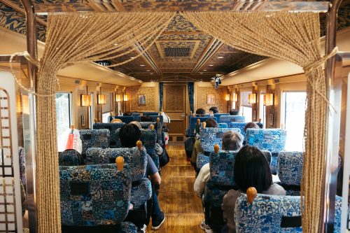 La décoration rétro À l'intérieur du train Kawasemi Yamasemi, préfecture de Kumamoto, Kyushu, Japon