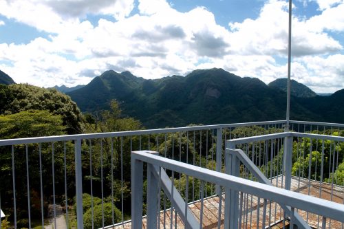 Observatoire au dessus des gorges de Yabakei dans le préfecture d'Oita, Japon