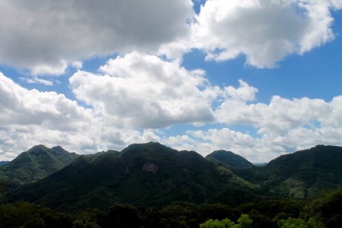 Observatoire au dessus des gorges de Yabakei dans le préfecture d'Oita, Japon