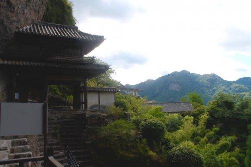 Temple Rakan-ji dans les gorges de Yabakei dans le préfecture d'Oita, Japon