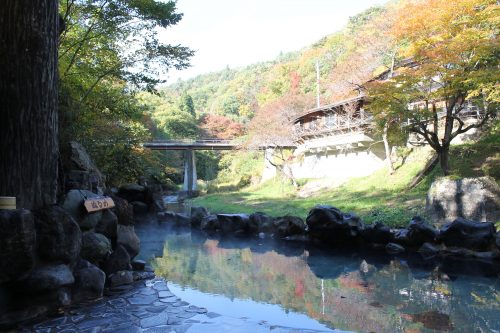 Vue depuis l'un des bains d'Osawa Onsen, Hanamaki, préfecture d'Iwate