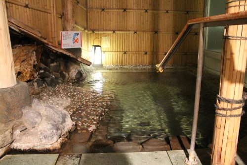Bain chaud en plein air à Kaminoyama Onsen, Tohoku, préfecture de Yamagata, Japon