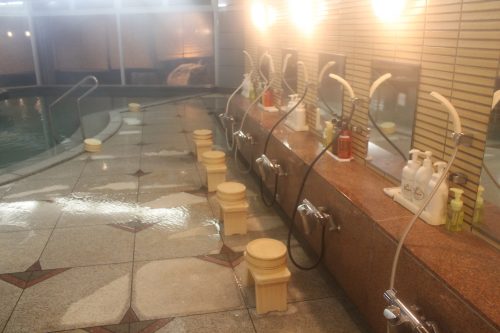 Douches et bains chauds à Kaminoyama Onsen, Tohoku, préfecture de Yamagata, Japon