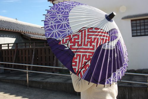 Ombrelle japonaise dans le quartier historique d'Udatsu, Mima, Tokushima, Shikoku, Japon