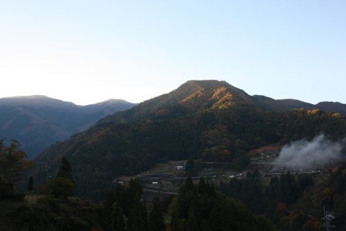 Vue sur les montagnes face au hameau d'Ochiai, vallée d'Iya, Tokushima, Shikoku, Japon