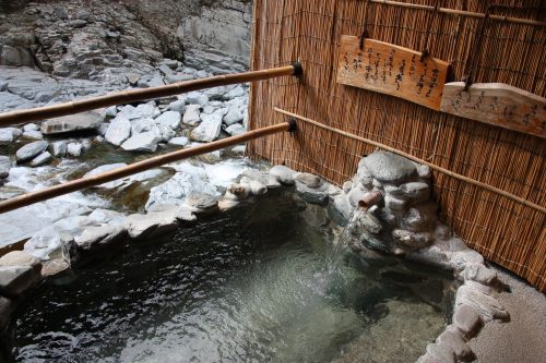 Bain chaud en plein air de l'Hôtel Iya Onsen, vallée d'Iya, Tokushima, Shikoku, Japon