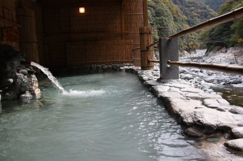 Bain chaud en plein air de l'Hôtel Iya Onsen, vallée d'Iya, Tokushima, Shikoku, Japon