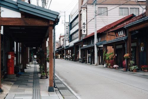 Rue des autels bouddhistes, village de Kosuge, près d'Iiyama, préfecture de Nagano, Japon