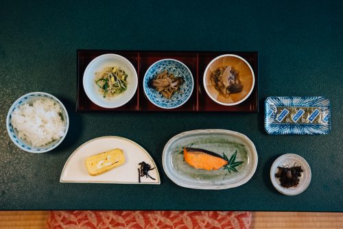 Petit-déjeuner japonais au ryokan Shikisai no Yado Kanoe à Iiyama, préfecture de Nagano, Japon