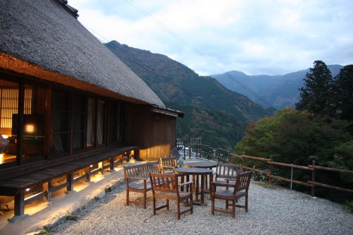 Maisons traditionnelles au hameau d'Ochiai, vallée d'Iya, préfecture de Tokushima, Shikoku, Japon