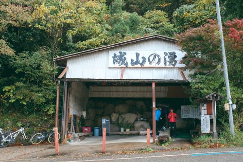 Sur la route du temple de Nisseki, Funahashi, préfecture de Toyama, Japon