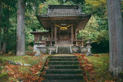 Sanctuaire sur la route du temple de Nisseki, Funahashi, préfecture de Toyama, Japon