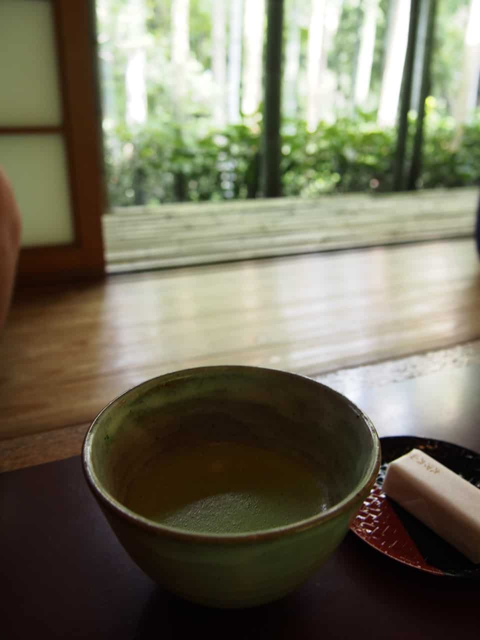 Thé matcha et pâtisserie dans l'un des pavillons de la résidence Okochi Sanso, à Kyoto, Japon