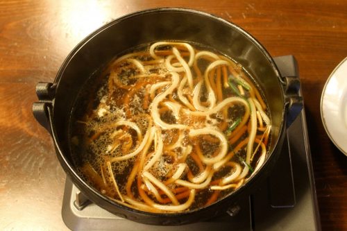 Nouilles Udon dans le sukiyaki de boeuf de Murakami, préfecture de Niigata, Japon