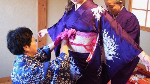 Enfiler un kimono dans le quartier des samouraïs à Izumi, Kagoshima, Kyushu, Japon