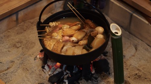 Oden, ou pot-au-feu, cuisant dans le foyer central à la ferme de M et Mme Ohira, Izumi, Kagoshima, Kyushu, Japon