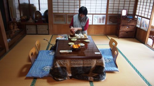 Le thé servi par Mme Ohira dans la pièce principale de leur maison traditionnelle à Izumi, Kagoshima, Kyushu, Japon