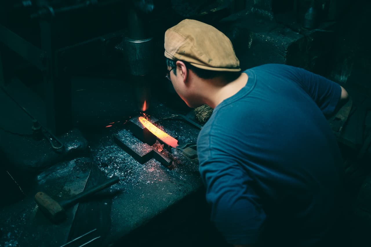 Fabrication d'un couteau dans la forge de Mizuno Tanrenjo, Sakai, Osaka, Japon
