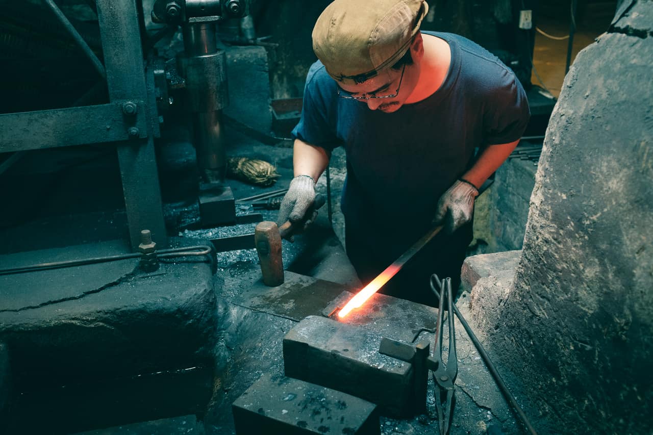 Fabrication d'un couteau dans la forge de Mizuno Tanrenjo, Sakai, Osaka, Japon
