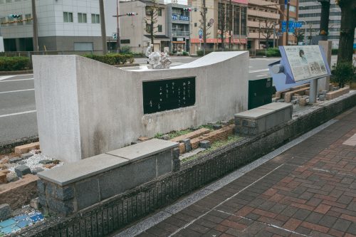 Monument commémoratif à l'emplacement de l'ancienne maison d'Akiko Yosano, poétesse originaire de Sakai, Osaka, région de Kinki, Japon