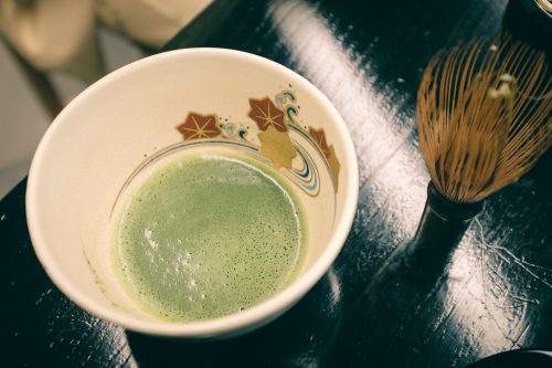 Dégustation de thé au Sakai Plaza of Rikyu and Akiko, musée consacré entre autres à Sen no Rikyu, maître de la cérémonie du thé, Sakai, Osaka, région de Kinki, Japon