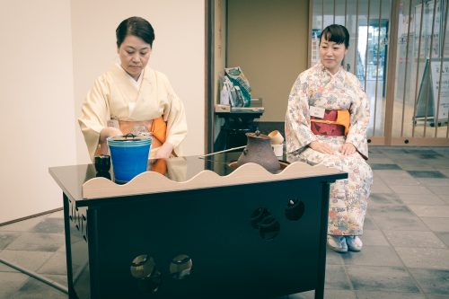 Dégustation de thé au Sakai Plaza of Rikyu and Akiko, musée consacré entre autres à Sen no Rikyu, maître de la cérémonie du thé, Sakai, Osaka, région de Kinki, Japon