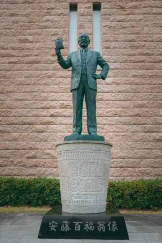 Statue de Momofuku Ando, inventeur des cup noodles, Osaka, région de Kinki, Japon