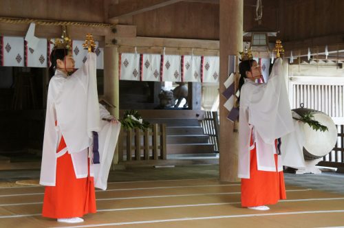 Rituel du matin au Sanctuaire Miho-jinja, à Mihonoseki, prefecture de Shimane, région du San'in, Japon