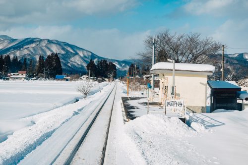 Panorama enneigé depuis la ligne de train locale Akita Nairiku, préfecture d'Akita, Japon