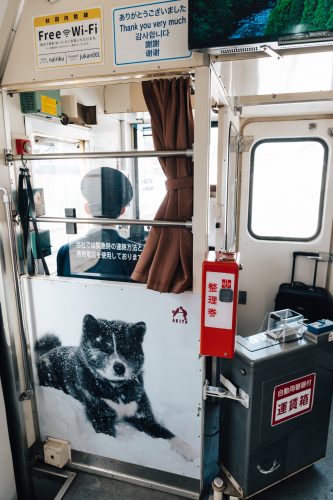 Décoration sur le thème des chiens Akita sur la ligne de train locale Akita Nairiku, préfecture d'Akita, Japon